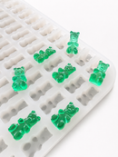 Stampo per caramelle gommose a orsetto da 1.5 mL - 296 cavità - primo piano angolato, con caramelle gommose verde smeraldo, traslucide