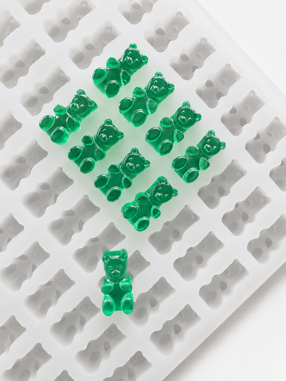 Stampo per caramelle gommose a orsetto da 1.5 mL - 296 cavità - primo piano, con caramelle gommose verde smeraldo