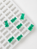 Stampo per caramelle gommose a orsetto da 1.5 mL - 296 cavità - vista del prodotto, con caramelle gommose verde smeraldo