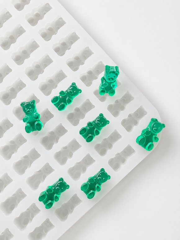 Stampo per caramelle gommose a orsetto da 1.5 mL - 296 cavità - vista del prodotto, con caramelle gommose verde smeraldo