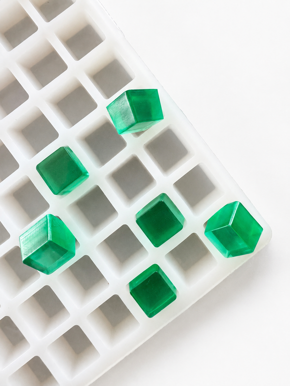 Stampo per gummies a cubetti da 2.85 mL, 315 cavità, con gummies verde smeraldo