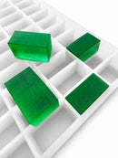 Stampo per caramelle gommose rettangolare da 20 mL - 119 cavità - vista del prodotto, su sfondo bianco, con caramelle gommose verde smeraldo
