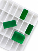 Stampo per caramelle gommose rettangolare da 20 mL - 119 cavità - vista angolata, con caramelle gommose verde smeraldo, traslucide