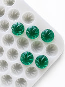 Stampo per gummies a foglia da 3.1 mL, 185 cavità — vista angolata con gummies verde smeraldo