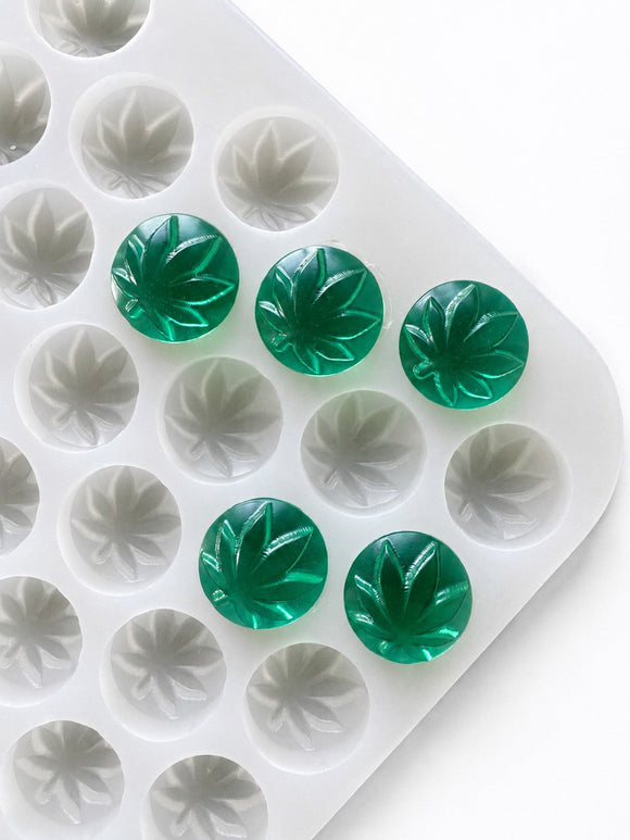 Stampo per gummies a foglia da 3.1 mL, 185 cavità — vista angolata con gummies verde smeraldo