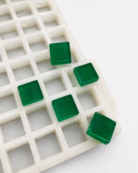 Stampo per gummies a cubetti da 3.2 mL, 270 cavità — vista angolata con gummies verde smeraldo