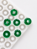 Stampo per caramelle gommose ad anello di pesca da 3.4 mL - 108 cavità - vista angolata, con caramelle gommose verde smeraldo, traslucide