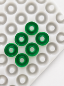 Stampo per caramelle gommose ad anello di pesca da 3.4 mL - 108 cavità - primo piano, con caramelle gommose verde smeraldo
