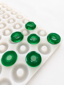 Stampo per caramelle gommose ad anello di pesca da 3.4 mL - 108 cavità - vista del prodotto, su sfondo bianco, con caramelle gommose verde smeraldo