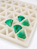 Stampo per caramelle gommose a diamante da 3.5 mL - 173 cavità - primo piano, su sfondo bianco, con caramelle gommose verde smeraldo