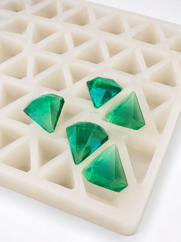 Stampo per caramelle gommose a diamante da 3.5 mL - 173 cavità - primo piano, su sfondo bianco, con caramelle gommose verde smeraldo