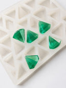 Stampo per caramelle gommose a diamante da 3.5 mL - 173 cavità - vista angolata, con caramelle gommose verde smeraldo, traslucide