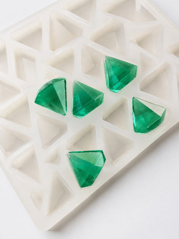 Stampo per caramelle gommose a diamante da 3.5 mL - 173 cavità - vista angolata, con caramelle gommose verde smeraldo, traslucide