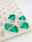 Stampo per caramelle gommose a diamante da 3.5 mL - 173 cavità - primo piano angolato, con caramelle gommose verde smeraldo