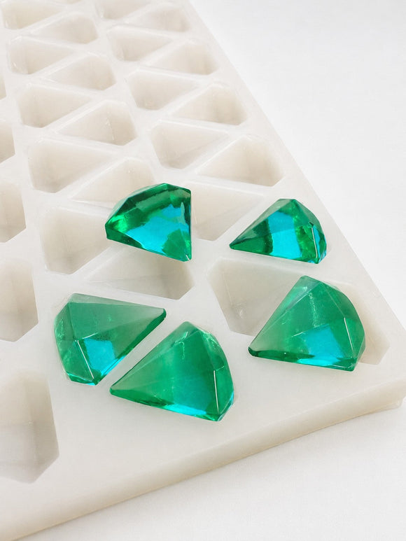Stampo per caramelle gommose a diamante da 3.5 mL - 173 cavità - primo piano angolato, con caramelle gommose verde smeraldo