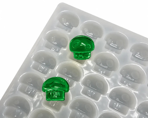 Stampo per caramelle gommose a fungo da 3.5 mL - 140 cavità - primo piano, con caramelle gommose verde smeraldo