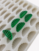 Stampo per gummies a spicchio d’arancia da 3 mL, 140 cavità — primo piano angolato con gummies verdi