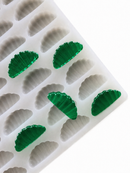 Stampo per gummies a spicchio d’arancia da 3 mL, 140 cavità, con gummies traslucide verde smeraldo