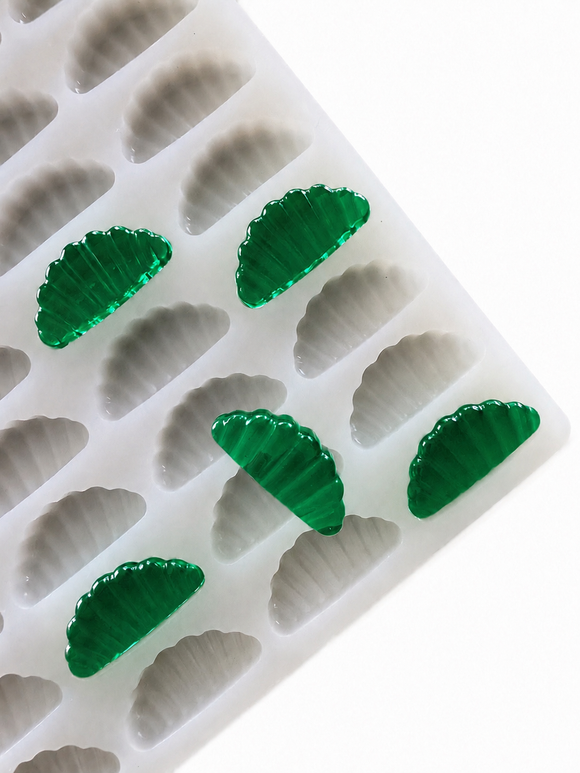 Stampo per gummies a spicchio d’arancia da 3 mL, 140 cavità, con gummies traslucide verde smeraldo