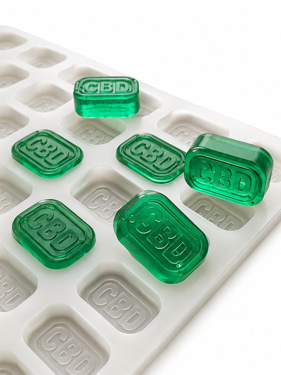 Stampo per gummies a mattoncino da 4 mL, 185 cavità — vista laterale angolata con gummies CBD traslucide verde smeraldo
