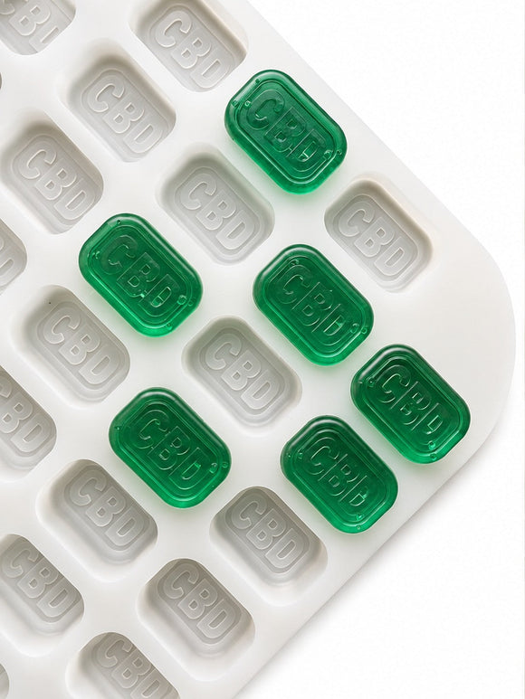 Stampo per gummies a mattoncino da 4 mL, 185 cavità — vista dall’alto angolata con gummies CBD verde smeraldo
