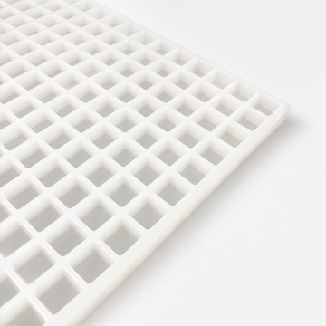 Stampo per caramelle gommose quadrato da 4 mL - 192 cavità - primo piano angolato, su sfondo bianco