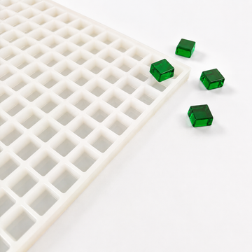 Stampo per caramelle gommose quadrato da 4 mL - 192 cavità - vista del prodotto, su sfondo bianco, con caramelle gommose verde smeraldo