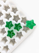 Stampo per caramelle gommose a stella da 4 mL - 168 cavità - vista del prodotto, su sfondo bianco, con caramelle gommose verde smeraldo