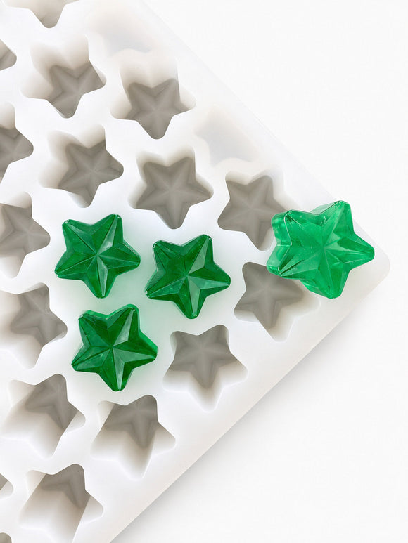 Stampo per caramelle gommose a stella da 4 mL - 168 cavità - vista del prodotto, su sfondo bianco, con caramelle gommose verde smeraldo