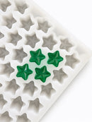 Stampo per caramelle gommose a stella da 4 mL - 168 cavità - vista angolata, con caramelle gommose verde smeraldo