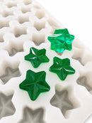 Stampo per caramelle gommose a stella da 4 mL - 168 cavità - primo piano, con caramelle gommose verde smeraldo, traslucide