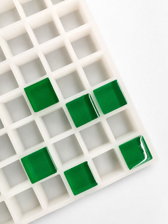 Stampo per caramelle gommose quadrate da 6 mL, 165 cavità — vista dall’alto angolata; gummies quadrate verde smeraldo; sfondo bianco